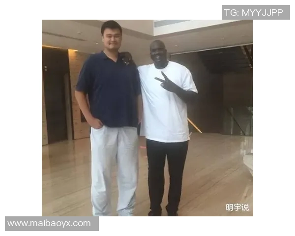 姚明场外镜头展现篮球巨星的生活与情感世界