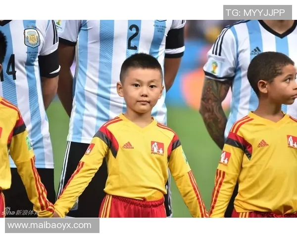 足球明星齐聚一堂组建梦幻球队共同追逐绿茵场上的荣耀与梦想