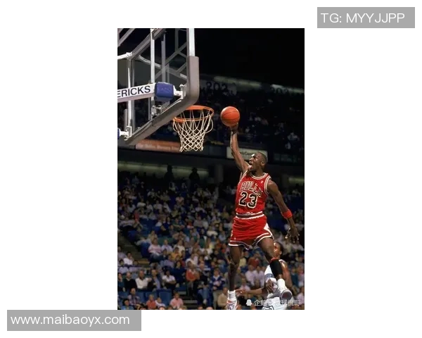 篮球明星在NBA赛场意外受伤瞬间的震撼回顾与影响分析